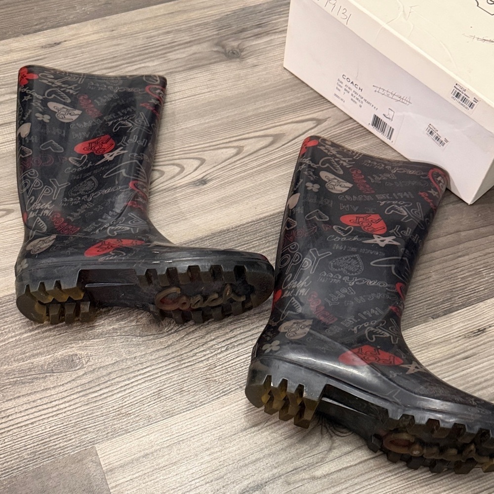 Coach Pixy Pop Black Heart Graphic Print Rain Boots Size 7 - Picture 4 of 8